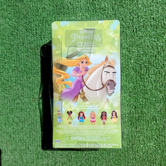 Disney Jakks Pacific Princess Dress Petite 6” Rapunzel Doll Toy+Pascal Comb NIP - Picture 3 of 4